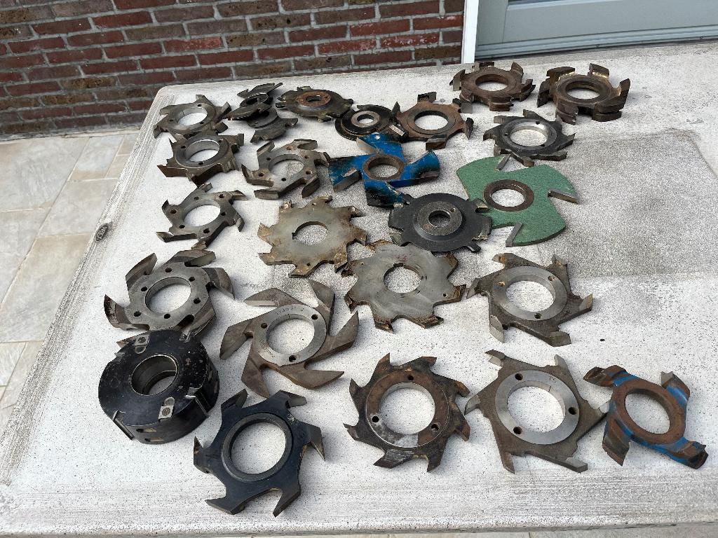 Meer dan 20 diverse freesmessen + universele freeskop, Doe-het-zelf en Bouw, Ophalen, Gebruikt, Overige soorten, Verschillende merken
