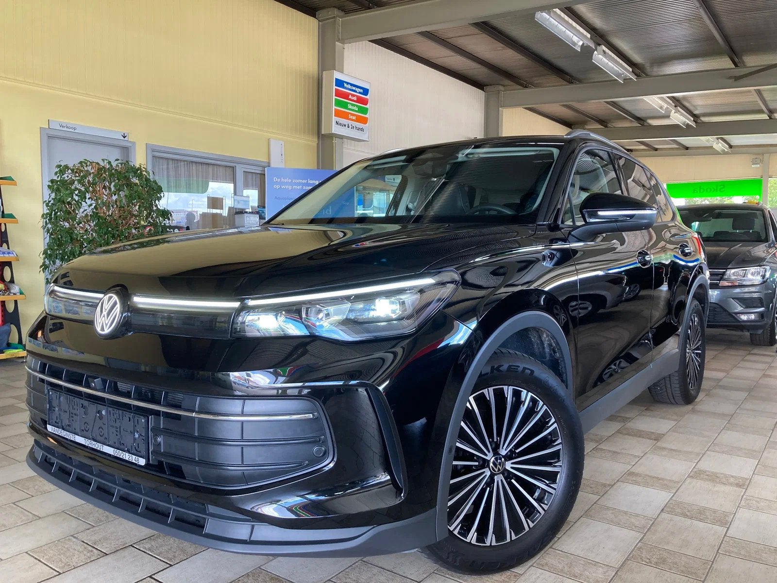 Volkswagen Tiguan -AUTOMAAT -GPS -Airco 3zone -App -Cam 360, Auto's, Volkswagen, Automaat, Zwart, 4 cilinders, Leder en Stof