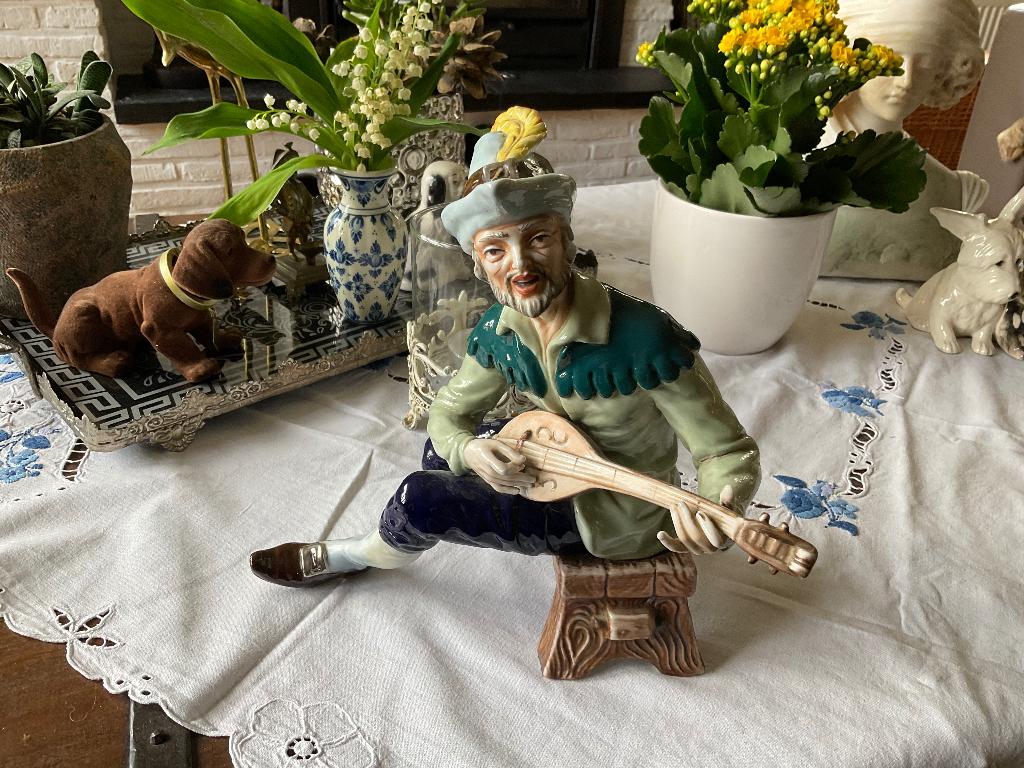 Oud porselein beeld Troubadour op bank, Antiek en Kunst, Ophalen of Verzenden