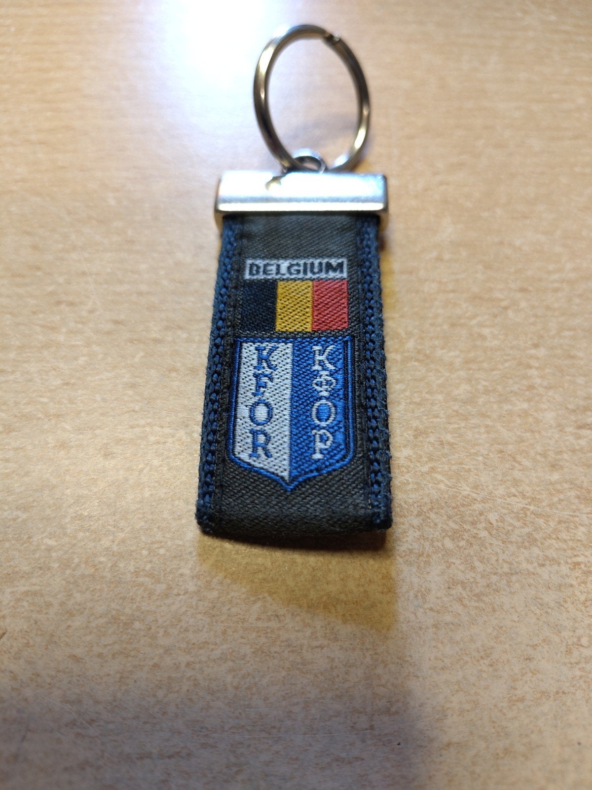 Kosovo KFOR sleutelhanger - uniek militair verzamelobject, Ophalen of Verzenden, Overige typen