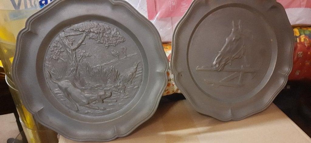 2 tinnen schotels, Ophalen