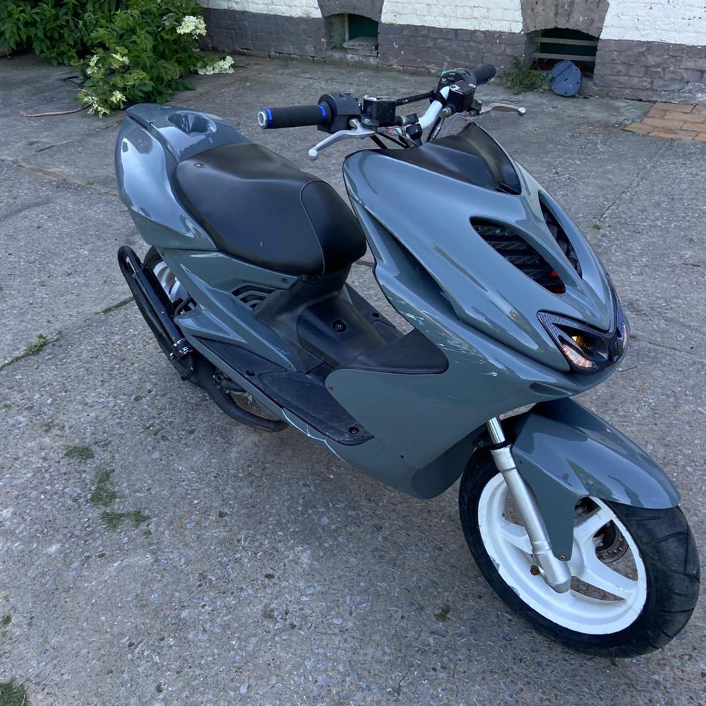 Yamaha aerox a klasse geen ruil heeft alle papieren, Fietsen en Brommers, Ophalen, Tweetakt, Gebruikt, Aerox