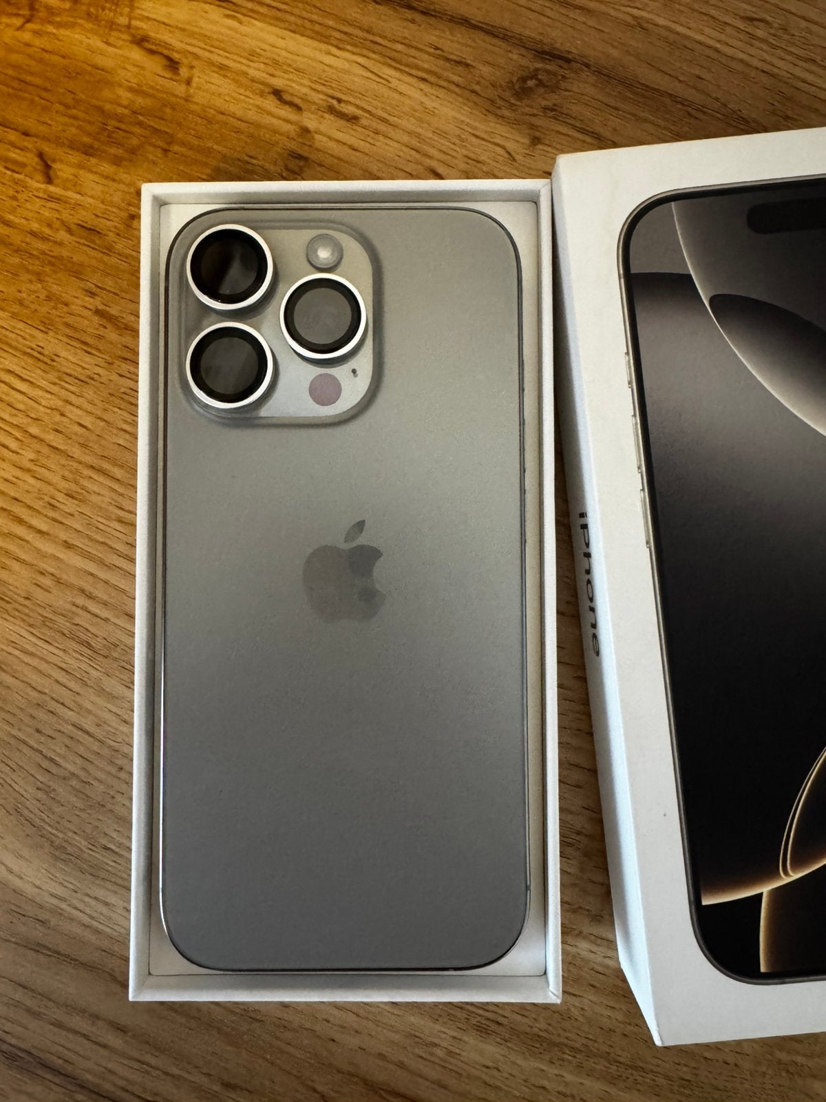 Iphone 16 pro 128 Go TITANIUM complet avec boîte, IPhone 16 Pro, 128 GB, Gris, Enlèvement ou Envoi