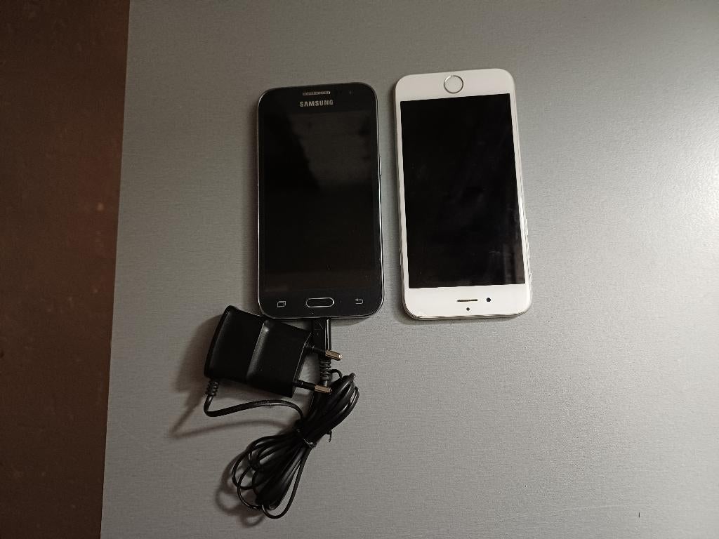 1 Samsung galaxy 1 APPLE IPHONE    1 IPHONE HOUDER, Ophalen, Gebruikt