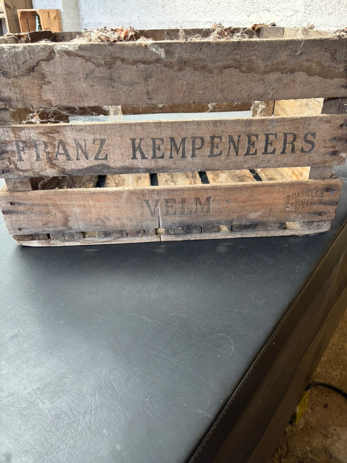 Oude kist met opschrift, Ophalen, Gebruikt