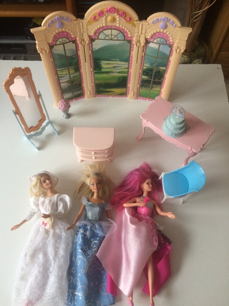Barbies et accessoires - lot de 3 poupées et accessoires, Ophalen, Gebruikt, Barbie