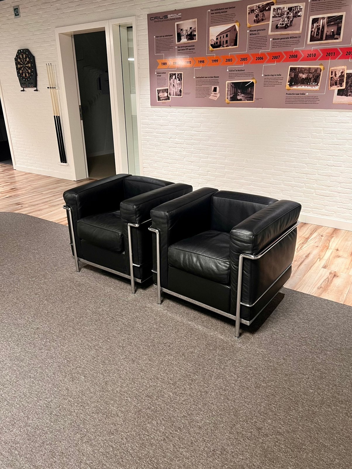 2x Cassina LC2, Huis en Inrichting, Ophalen, Design klassieker (mid-century), Zo goed als nieuw, 75 tot 100 cm
