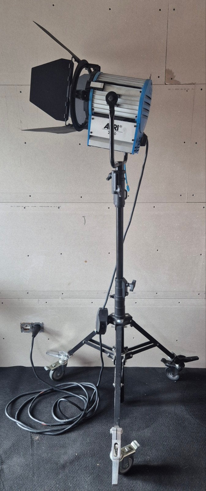Lampe studio Arri 2000 avec trépied, Antiquités & Art, Art | Dessins & Photographie, Enlèvement