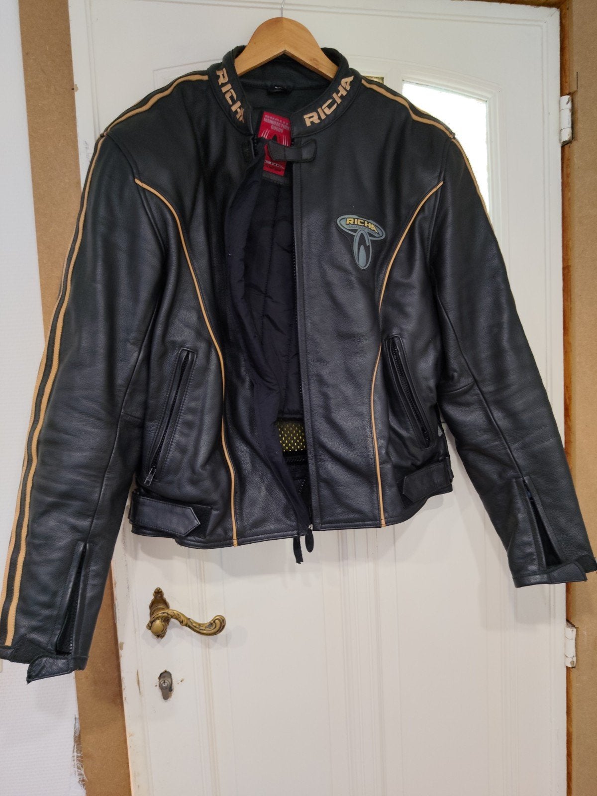 veste en cuir, Enlèvement
