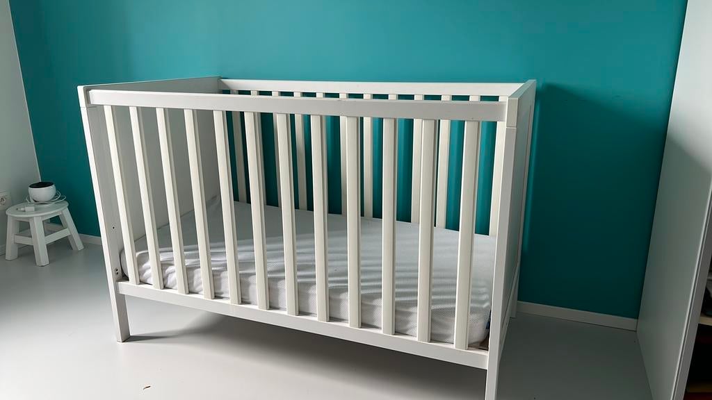 Babybed wit + matras + Aerosleep topper – zo goed als nieuw, Kinderen en Baby's, Ophalen, Zo goed als nieuw