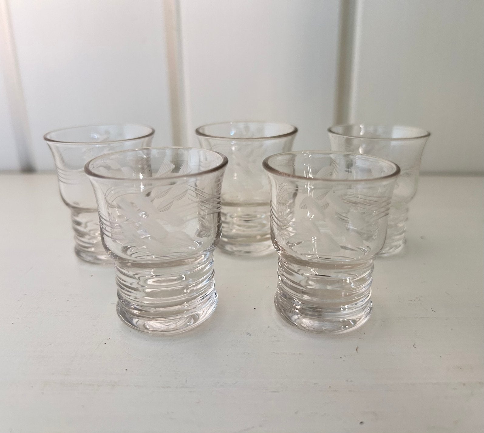 5 verres à boisson ou à liqueur à décor poli, Enlèvement ou Envoi