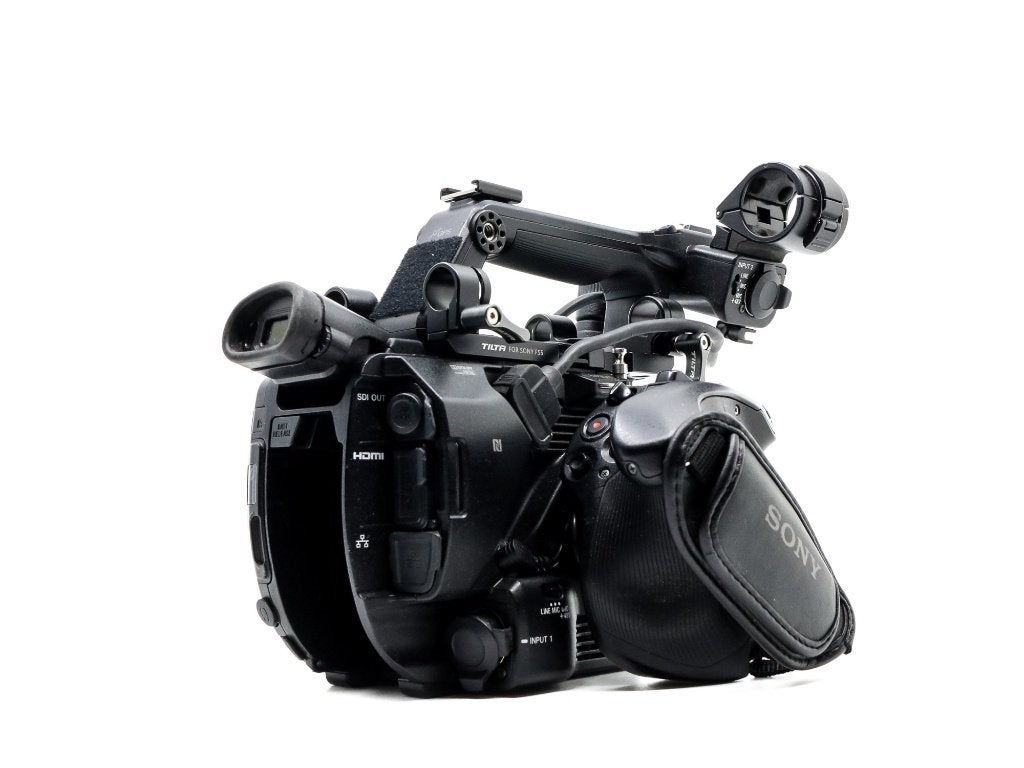 Sony PXW-FS5 mk II body met SELP18105G lens & Tilta cage, Carte mémoire, Caméra, Comme neuf, Enlèvement