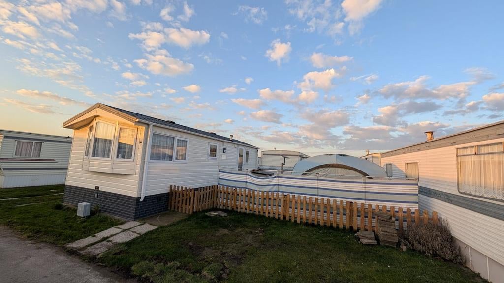 Ruime stacaravan te koop op camping Duinzicht 17 in Bredene, Caravans en Kamperen, Stacaravans