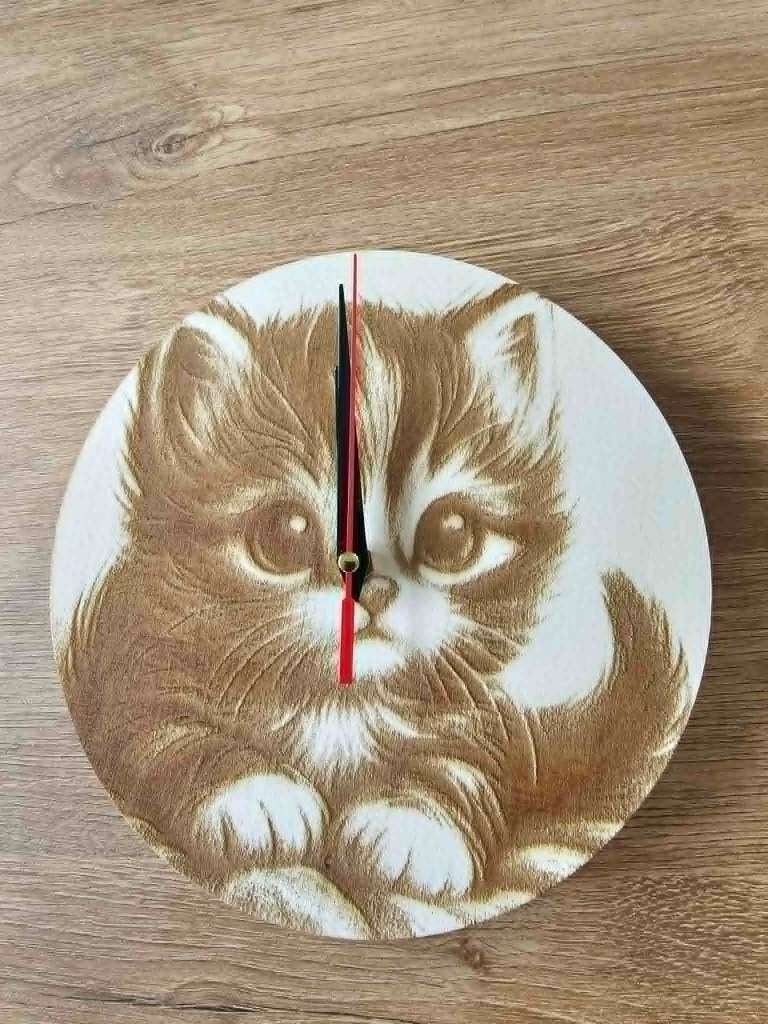 Een wandhorloge in houten rond plaatje gelaserd, Ophalen of Verzenden, Nieuw, Digitaal, Wandklok