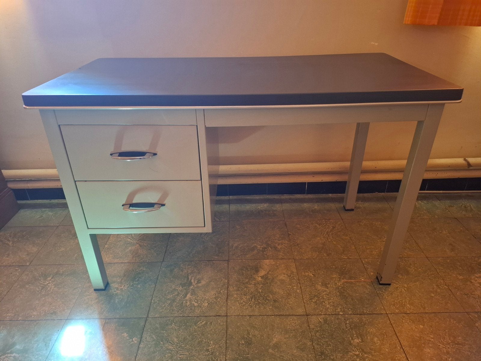 Bureau métallique industriel vintage – 2 tiroirs, Enlèvement