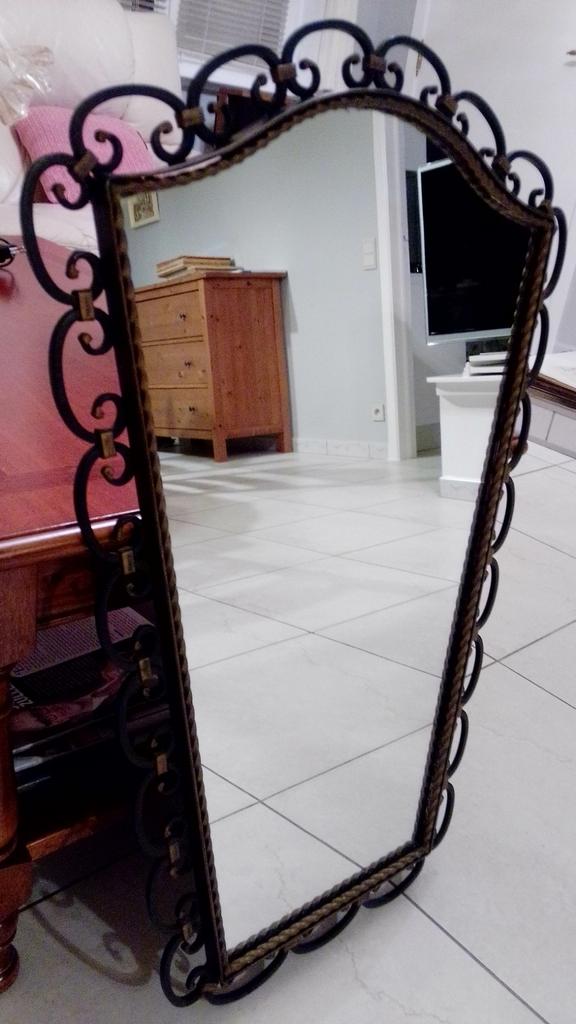 Spiegel met stalen smeedwerk kader., Antiek en Kunst, Ophalen of Verzenden