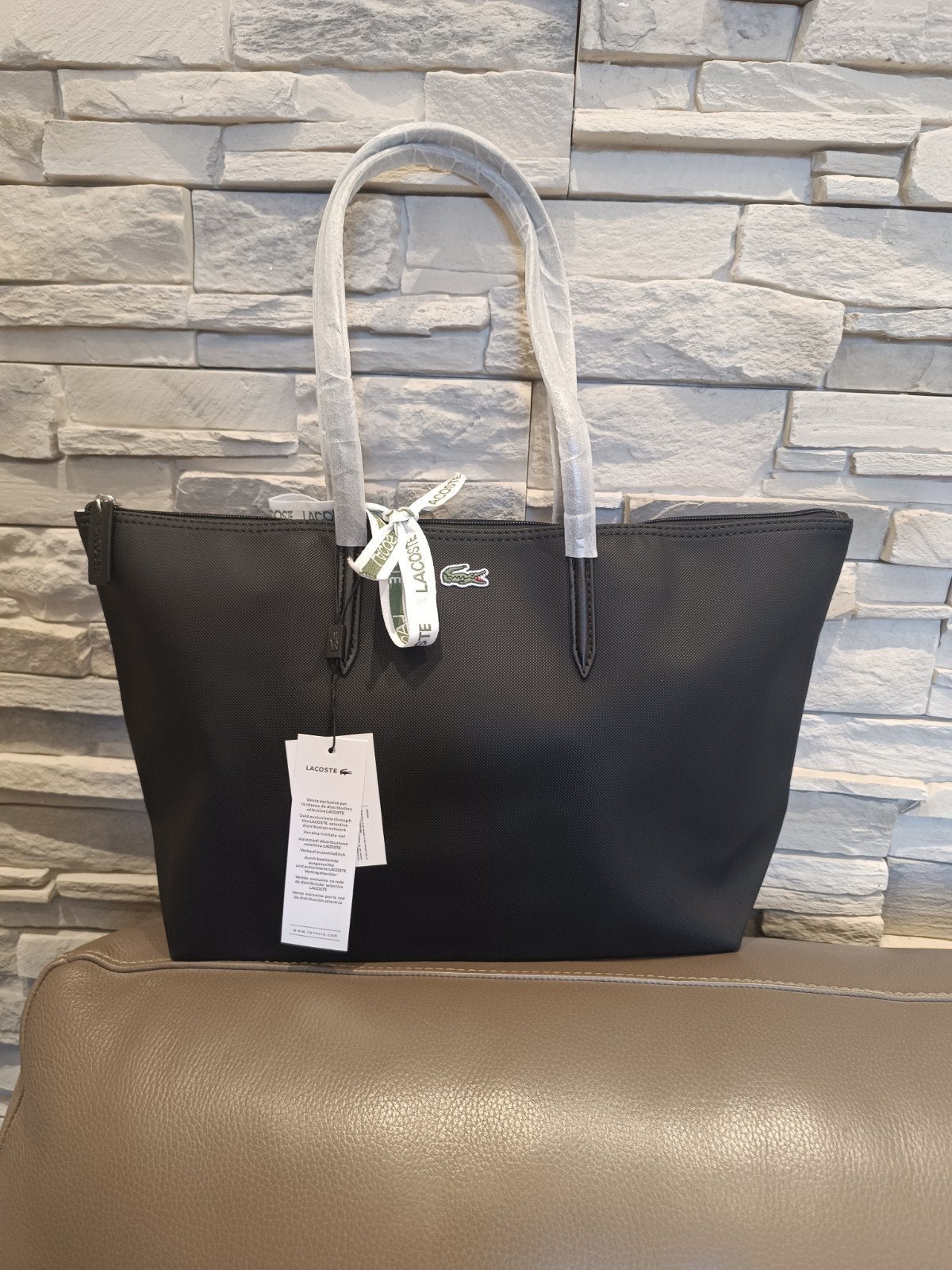 Sac lacoste, Envoi
