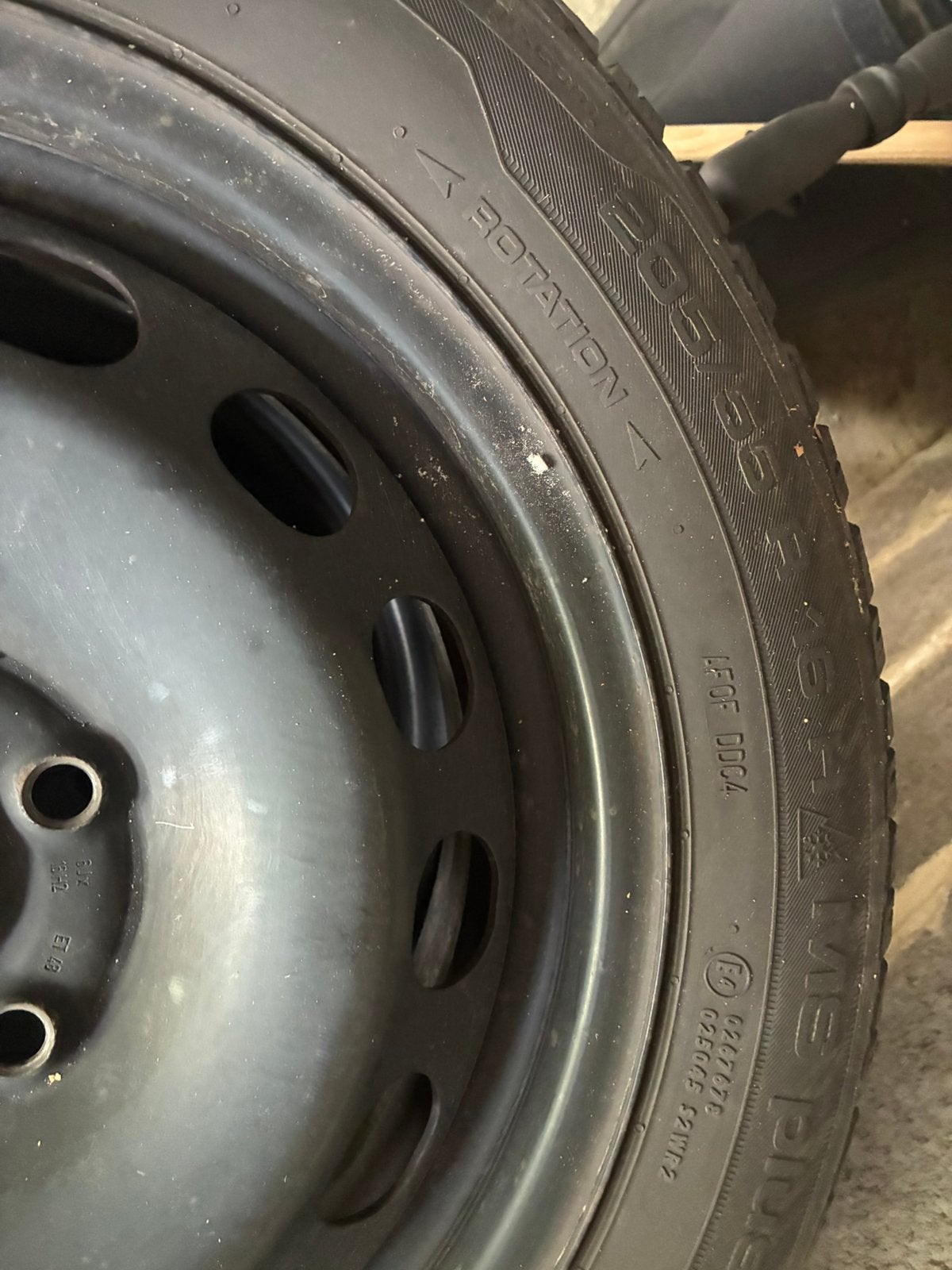 Set van 4 winterbanden op velg 205/55 R16, Auto diversen, Autosport-onderdelen, Ophalen, Gebruikt