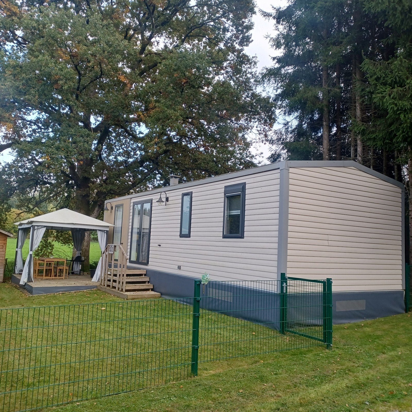 Stacaravan te koop op rustige camping te manhay