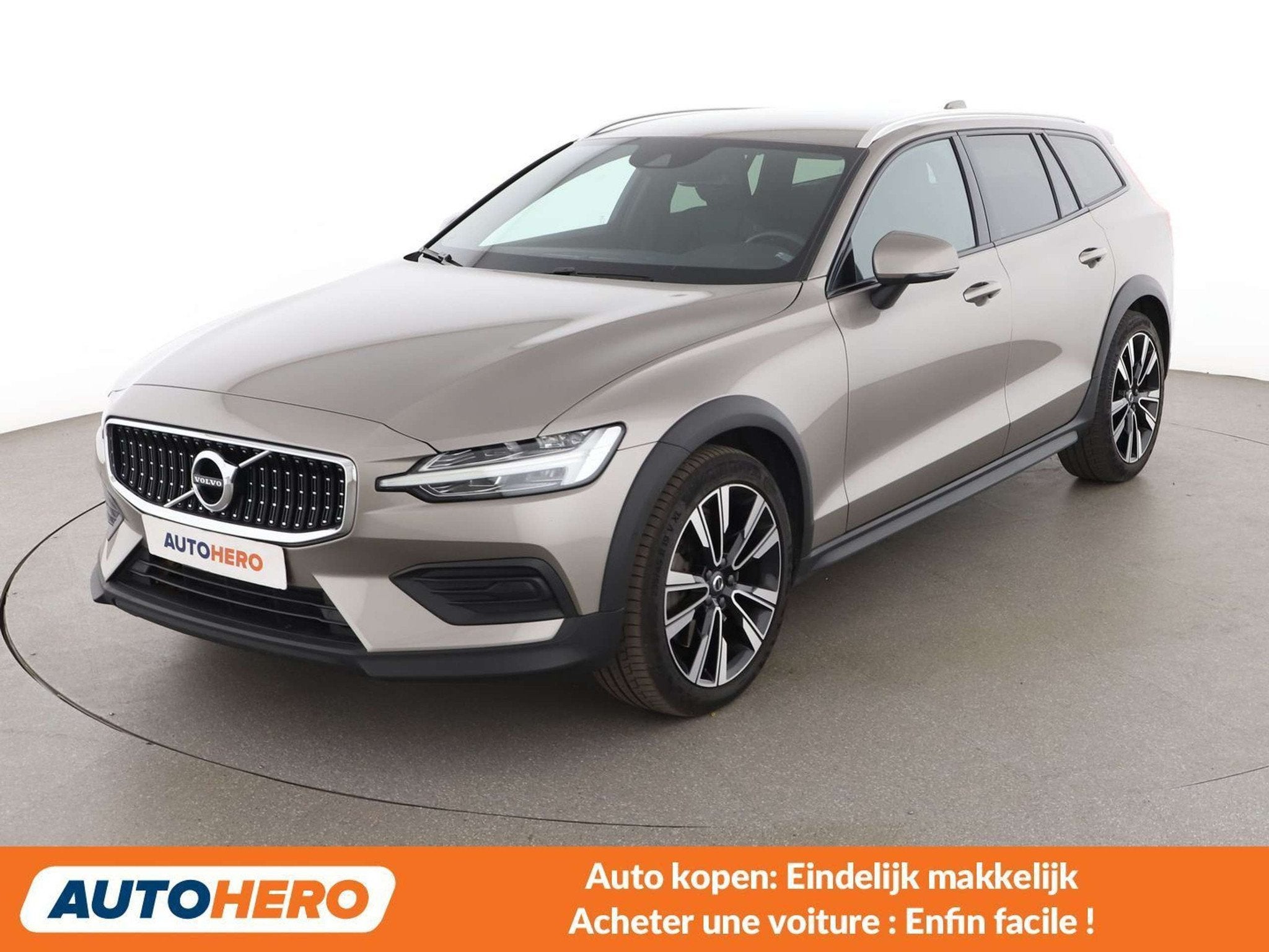 Volvo V60 Cross Country 2.0 D3 Momentum (automatique), Cuir, Argent ou Gris, Noir, 5 portes