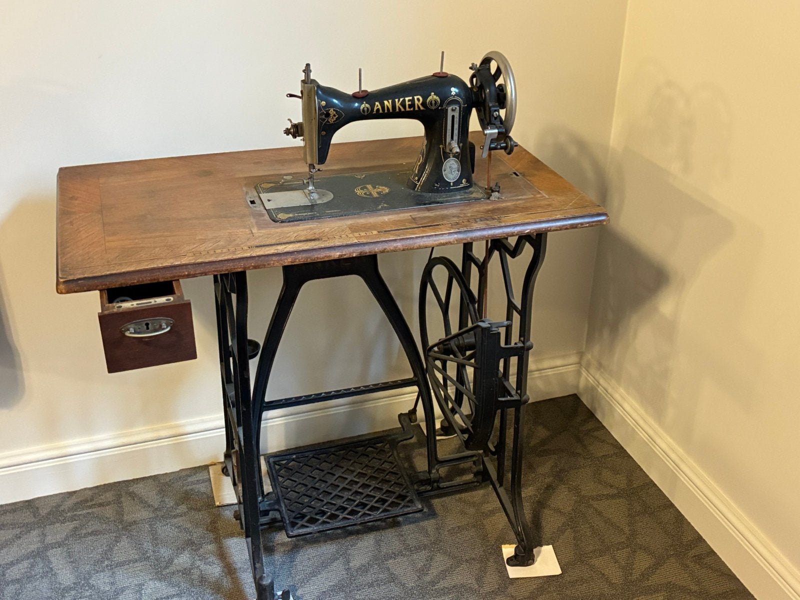 Machine à coudre à pièges Anker, Enlèvement