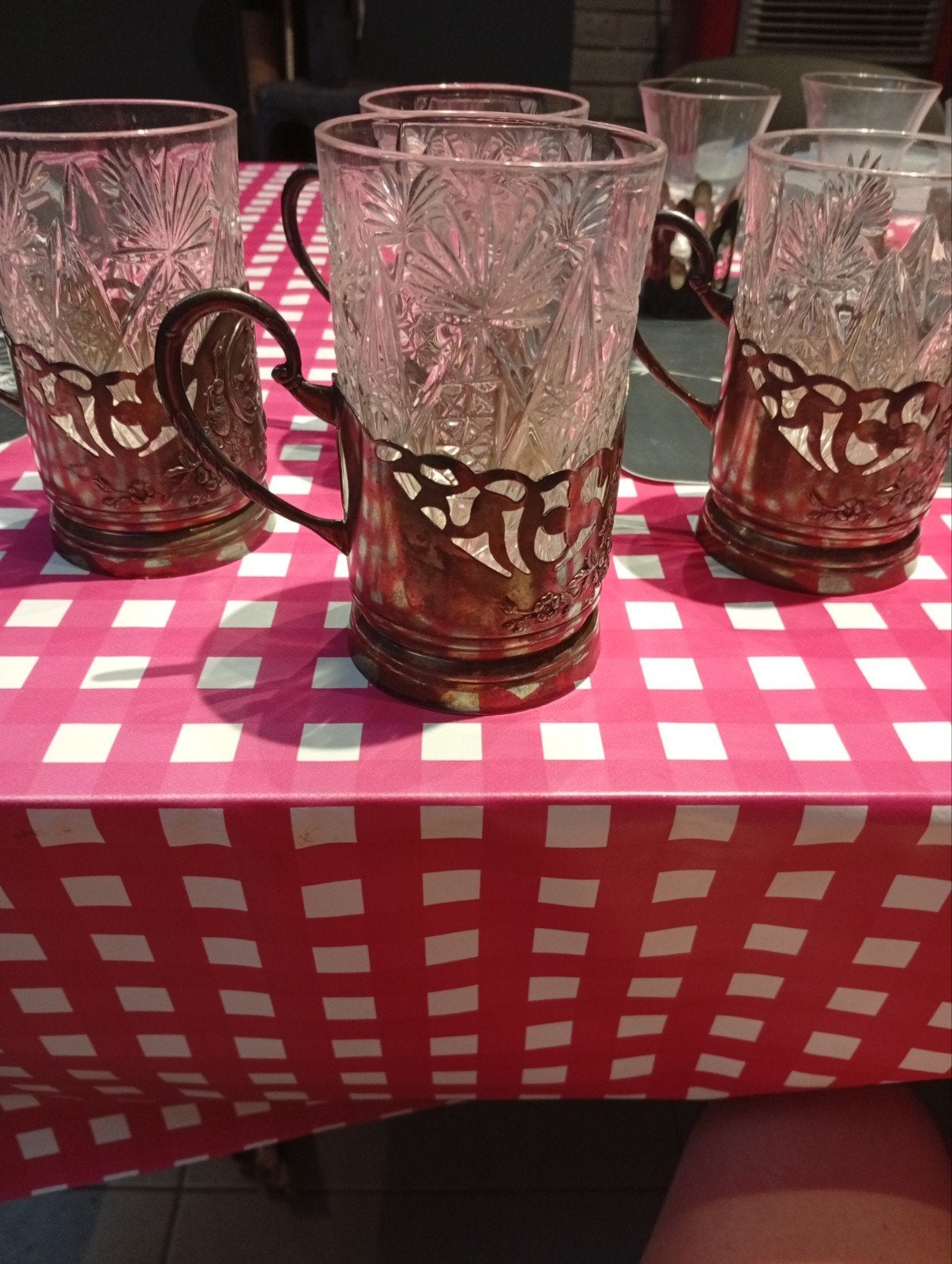 Divers anciens verres et support a thé chaud, Antiquités & Art