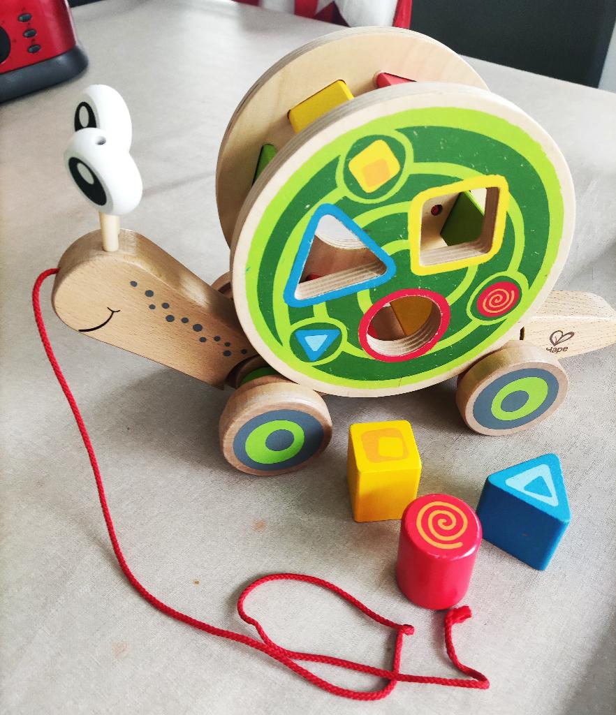 Hape Loopslak met Vormenspel - Houten Trekfiguur met Blokken, Ophalen of Verzenden, Zo goed als nieuw, Duw- of Trekspeelgoed