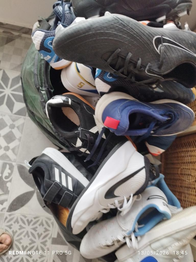 Chaussures de foot pour femme pour enfant et prix négociable, Sport en Fitness, Honkbal en Softbal, Ophalen of Verzenden, Schoenen