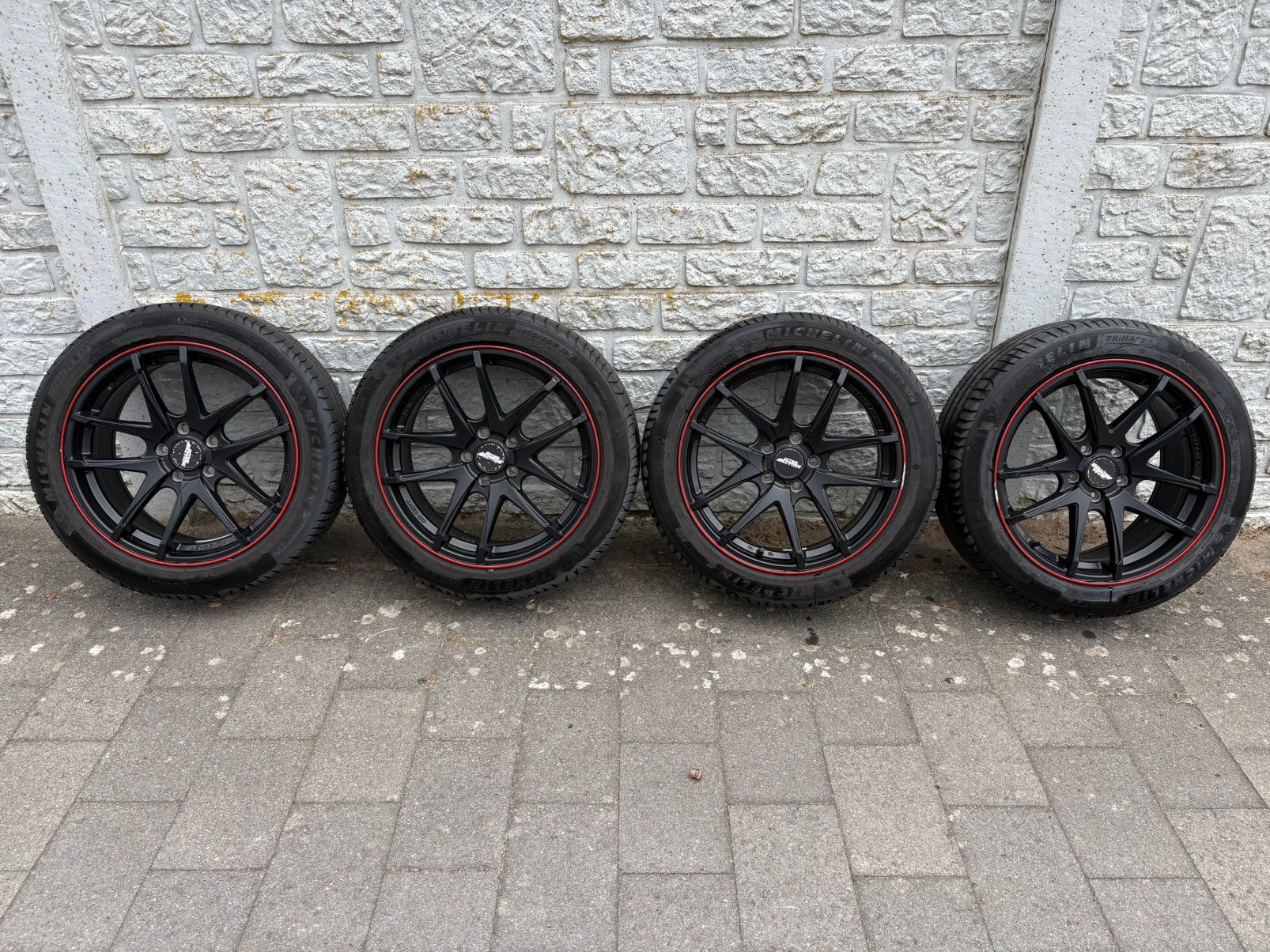 Zwarte 17” velgen met rode rand, Michelin 205/50 R17 banden, Auto-onderdelen, Banden en Velgen, Ophalen, Gebruikt, Banden en Velgen