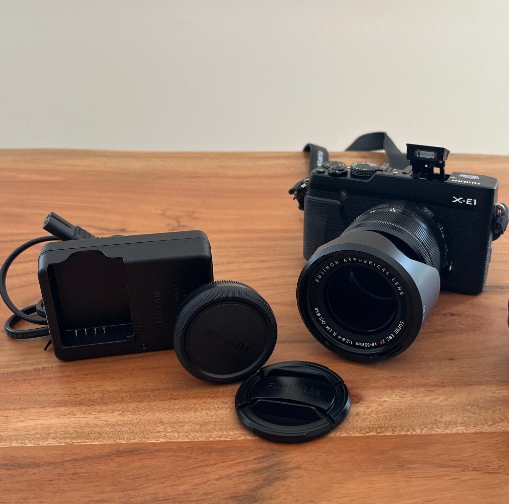 Fujifilm X‑E1 + objectif XF 18–55 mm f/2,8–4 OIS, Flash intégré, 4 à 7 fois, Pare-soleil, Comme neuf