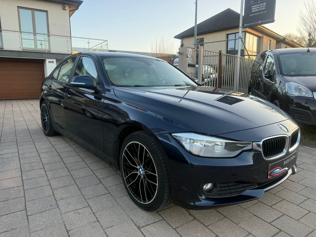 Bmw 318 d.2000 cc van 2013, Auto's, BMW, Beige, https://public.car-pass.be/vhr/ab1aa5a9-96fa-44d2-8ec6-9c931d2366d2, Blauw, Leder