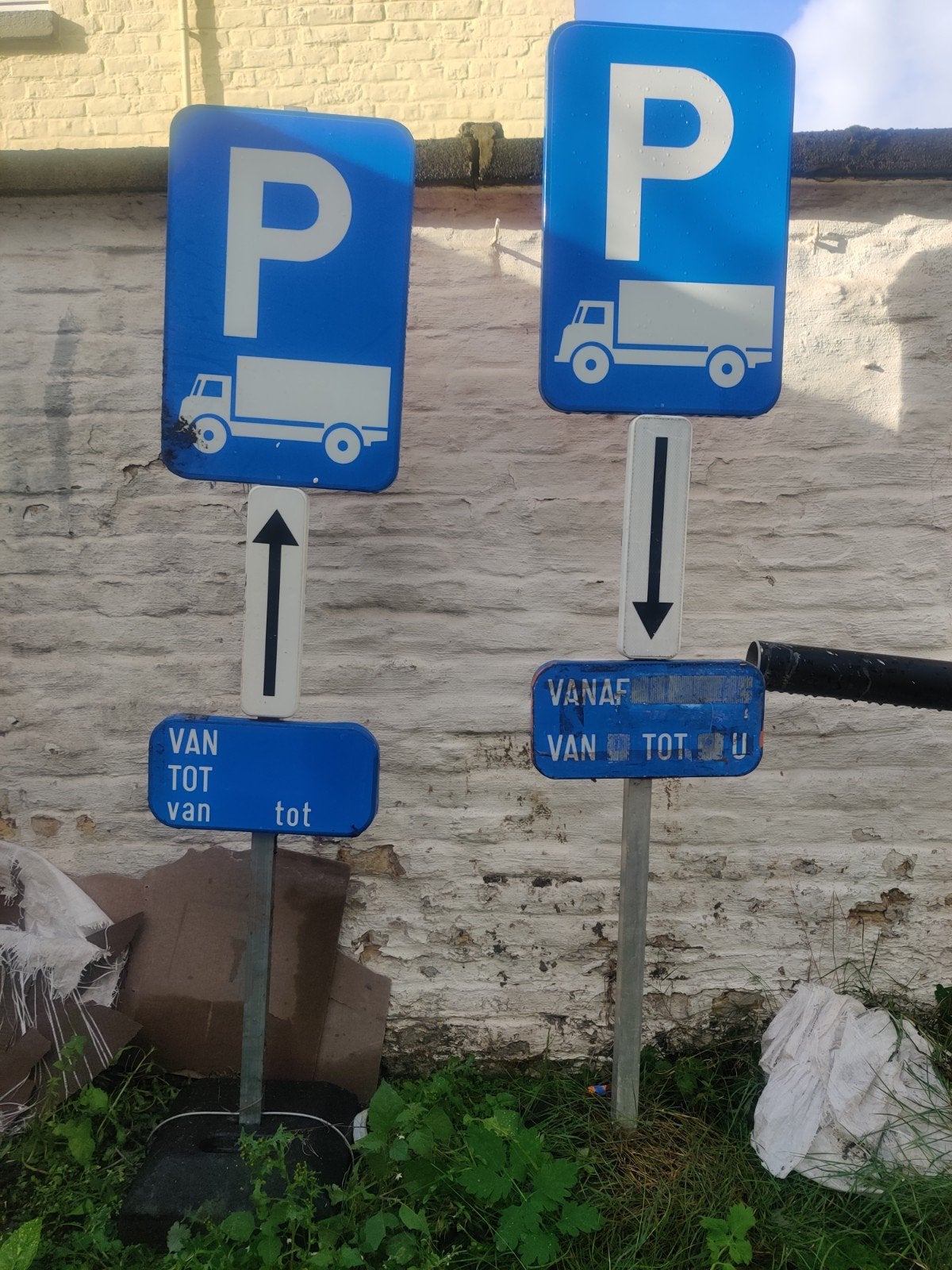 2 verkeersborden E9c + E1 + voetjes, Ophalen