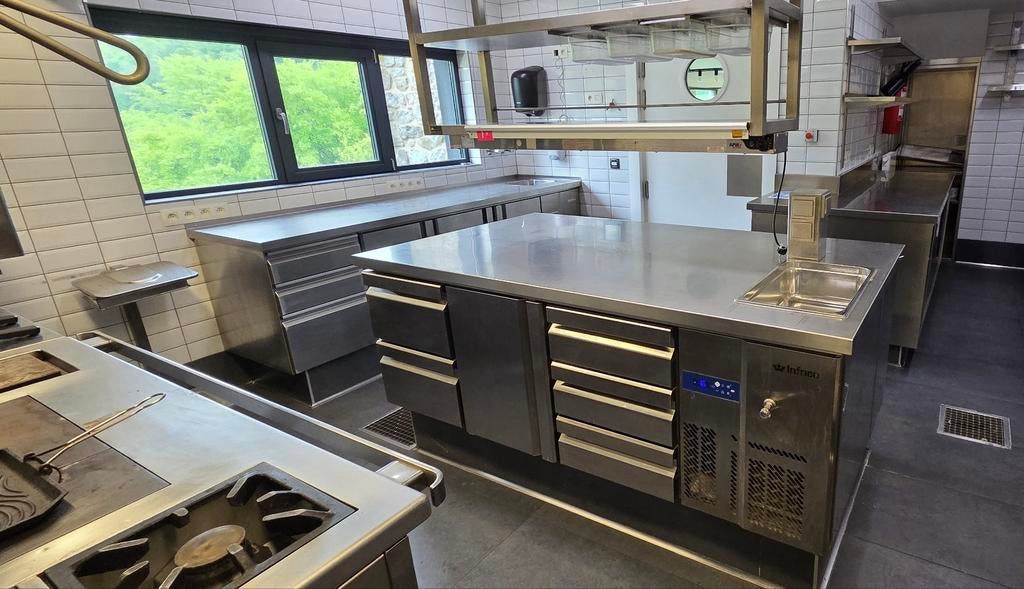 Four, frigo, table inox, plongée.  Armoire chauffante