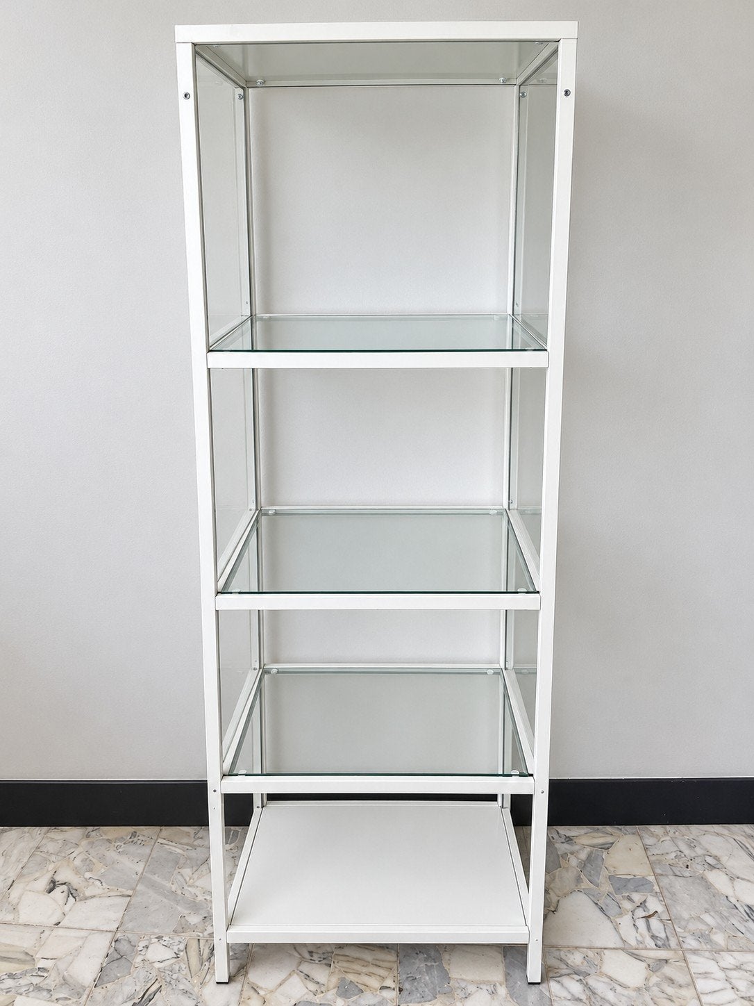 Witte metalen vitrinekast / stelling met glazen legplanken, Ophalen, Zo goed als nieuw