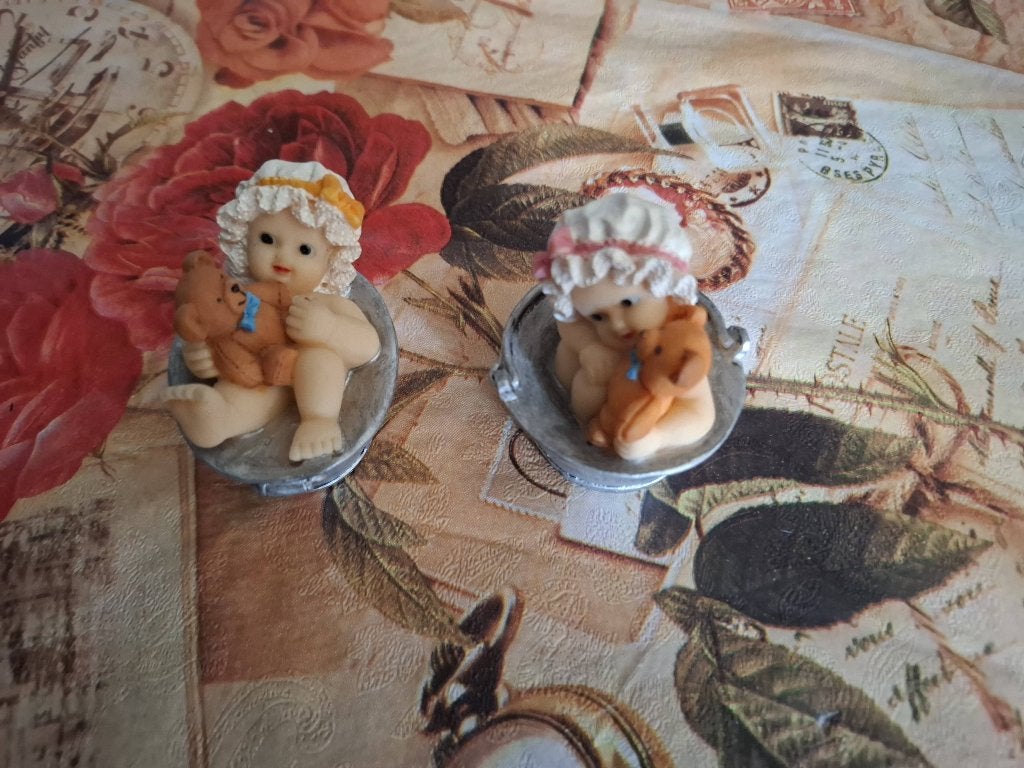 Schattige Miniatuur Baby Beeldjes in Emmer (Set van 2), Ophalen, Gebruikt