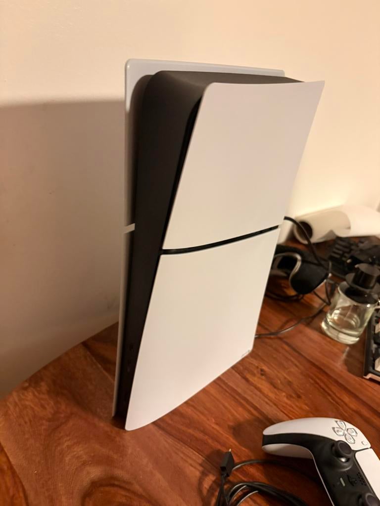 Ps5 slim neuf avec garenti mediamarkt 2 ans, Games en Spelcomputers, Ophalen, Zo goed als nieuw