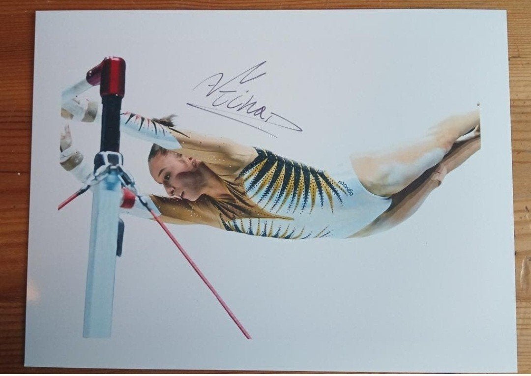 Gesigneerde foto van Nina Derwael., Envoi, Signé