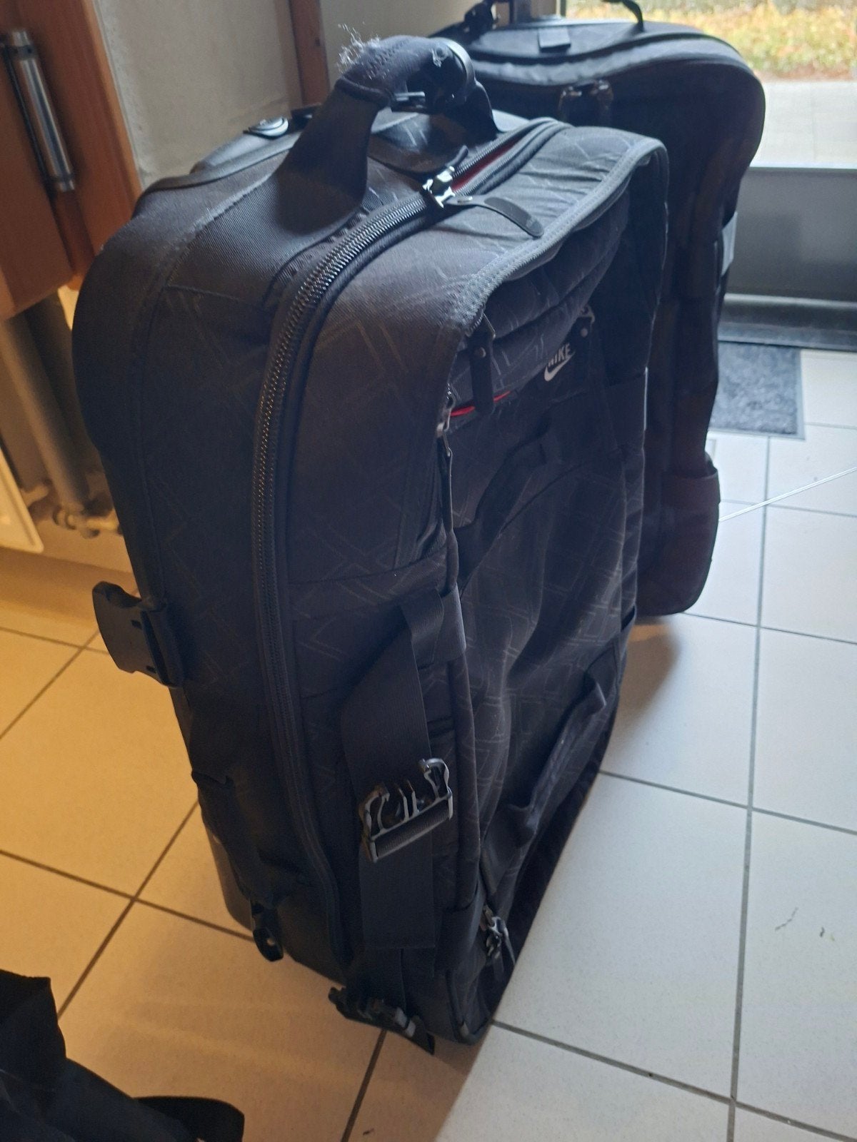 trolleys van Nike en Eastpak, Ophalen, Zo goed als nieuw, Zwart, Uitschuifbare handgreep