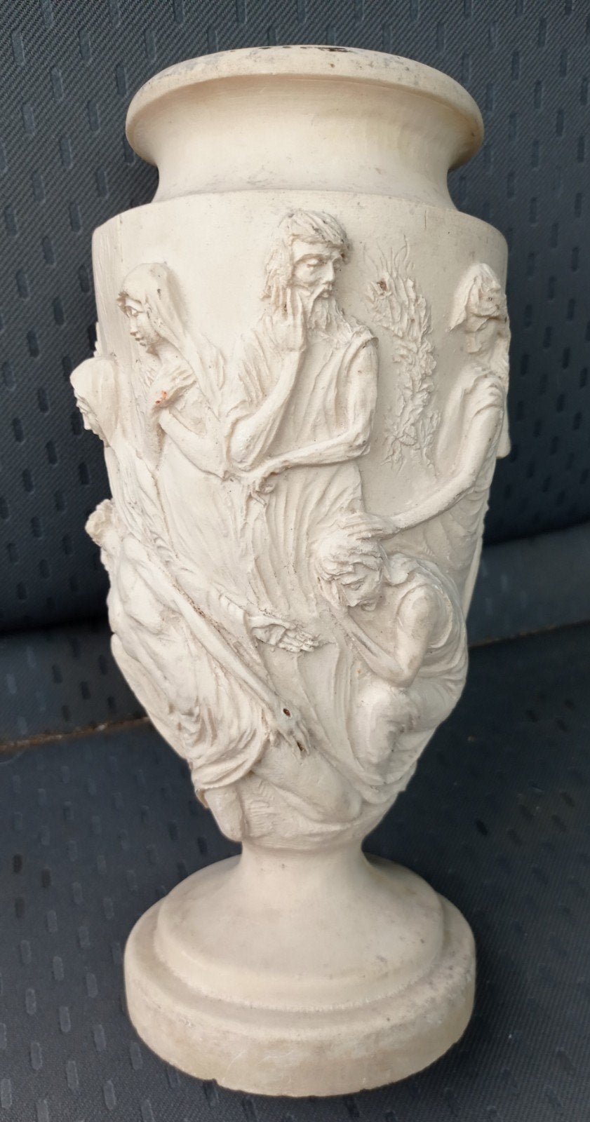 Vase funéraire 35cm Motif descente de croix poerre, Envoi