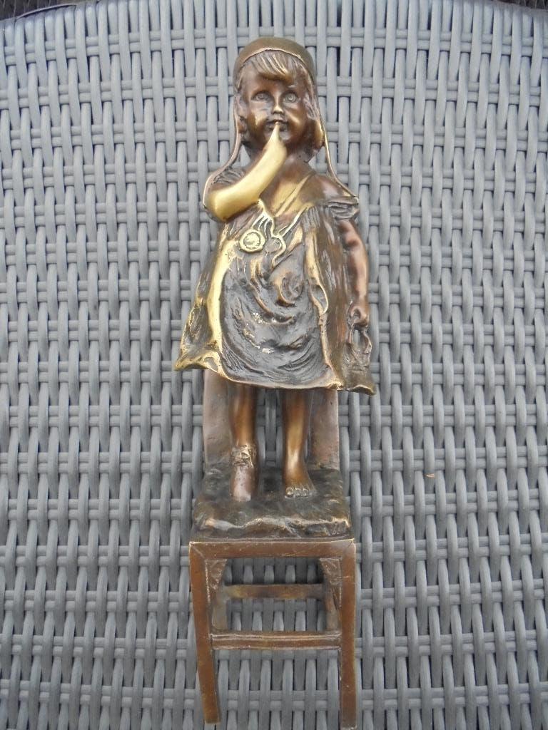 Antiek Vintage Bronzen beeld Meisje op stoel Spanje, Antiek en Kunst, Ophalen of Verzenden, Brons, Beeld