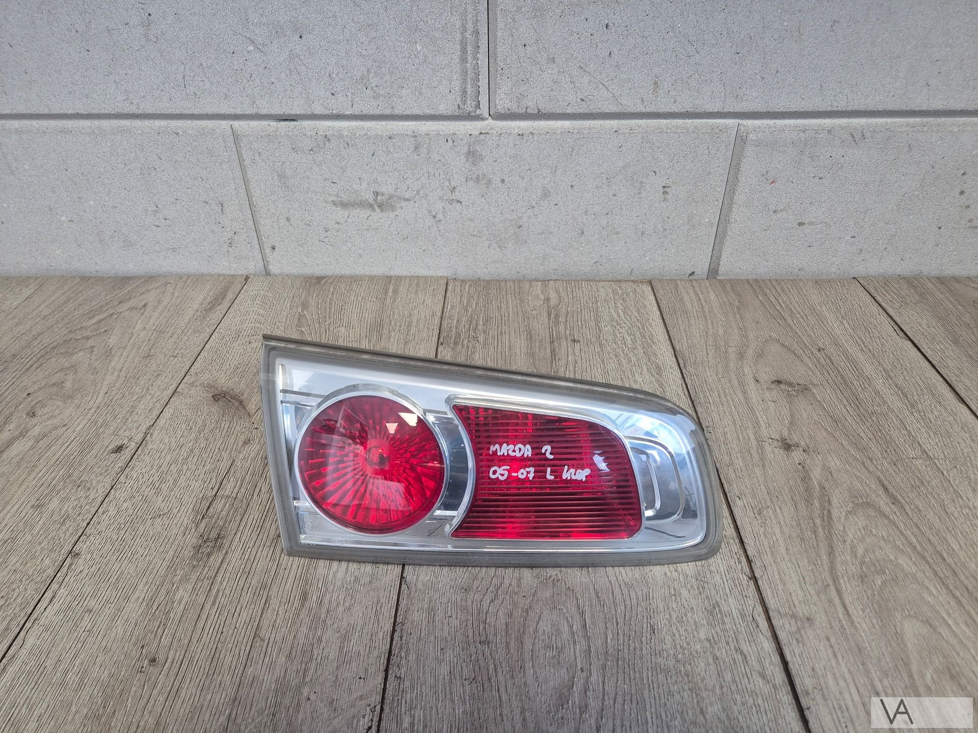 Achterlicht links op de klep van Mazda 2 2005 - 2007 €150, Gebruikt, -, -, Ophalen of Verzenden