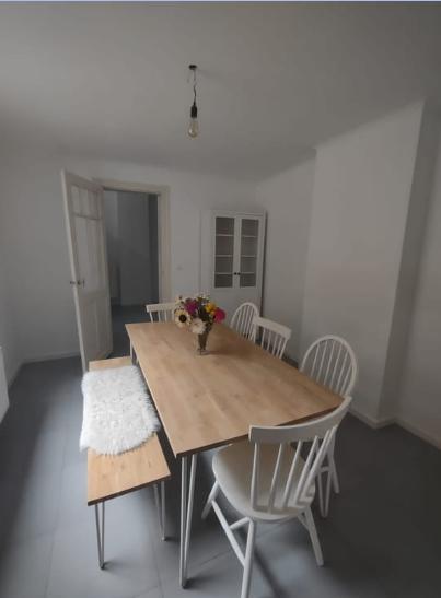 table à manger en chêne massif avec chaises et banc, Landelijk , modern, 150 à 200 cm, Chêne, Comme neuf