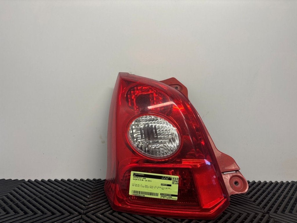 FEU ARRIÈRE GAUCHE Suzuki Alto (|35670M68K10000|), Suzuki-Allee 7
64625  Bensheim, DE, Suzuki Deutschland GmbH, Kontakt@suzuki.de