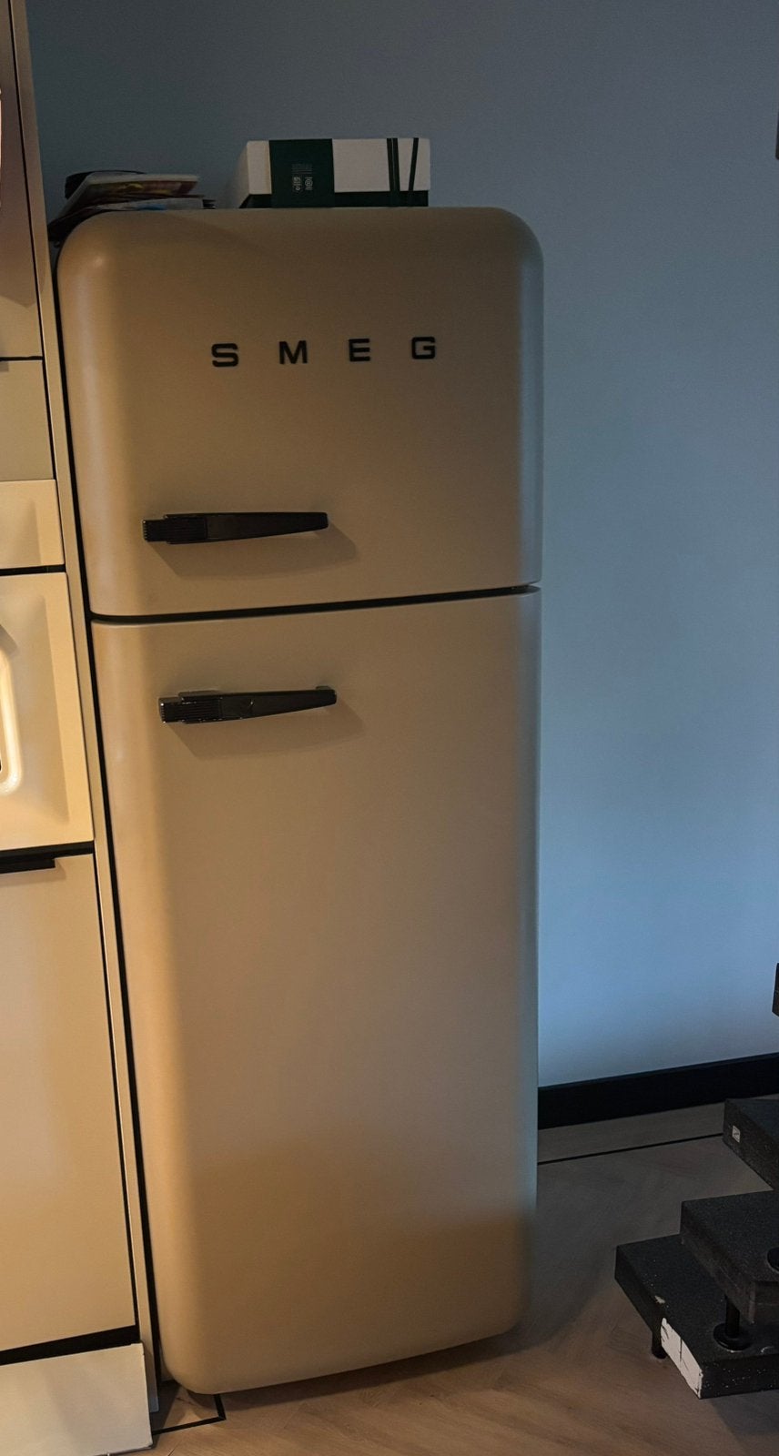 SMEG Retro Koel-vriescombinatie Custom Made Mat Taupe/Beige, Elektronische apparatuur, Koelkasten en IJskasten, Ophalen of Verzenden