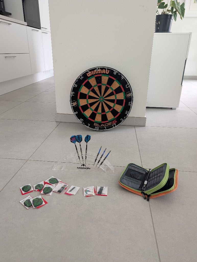 Darts Set: Winmau Blade 5 + 2 sets Darts & Accessoires, Sport en Fitness, Ophalen, Gebruikt, Dartbord