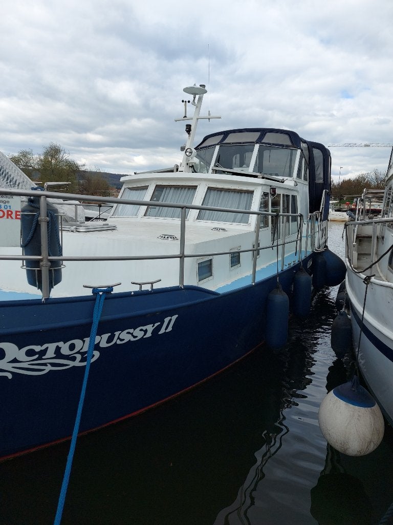 Bateau inbord 2 chambres., 3 m, Panneau solaire, 11 m, Diesel