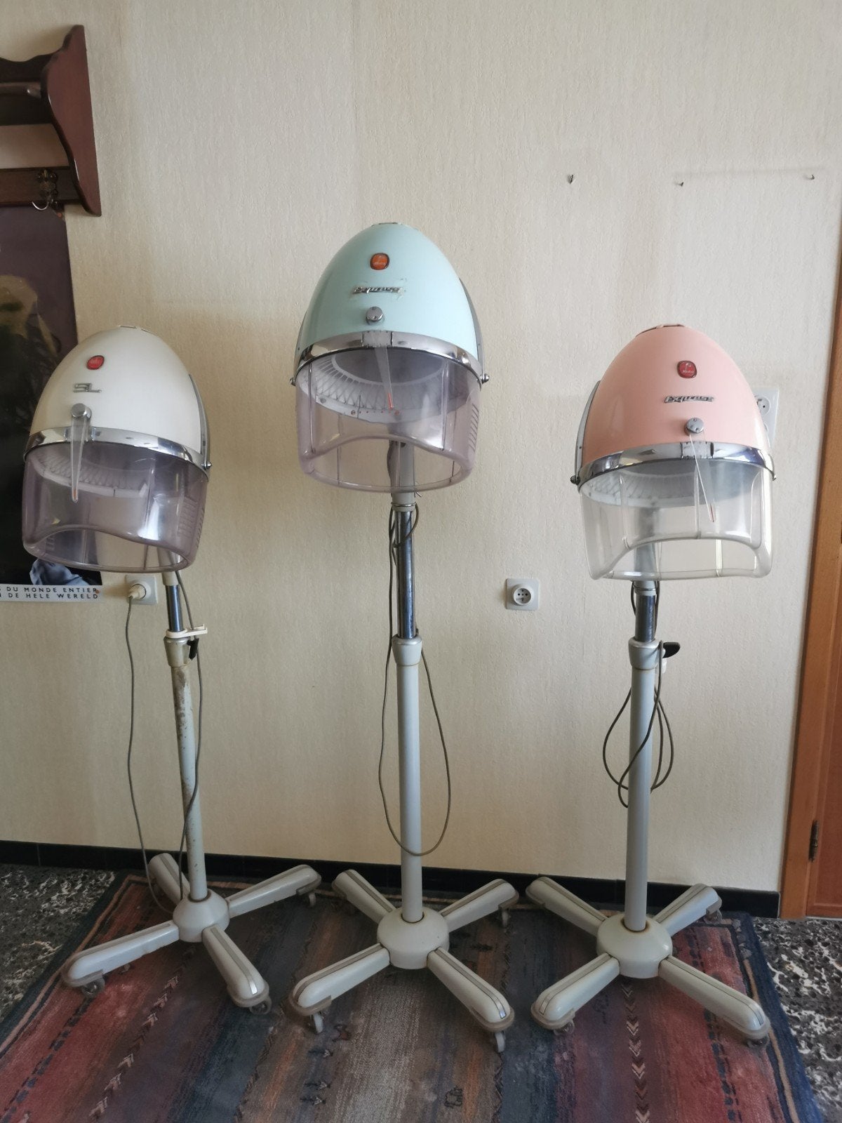 Vintage haardrogers op voet, Ophalen