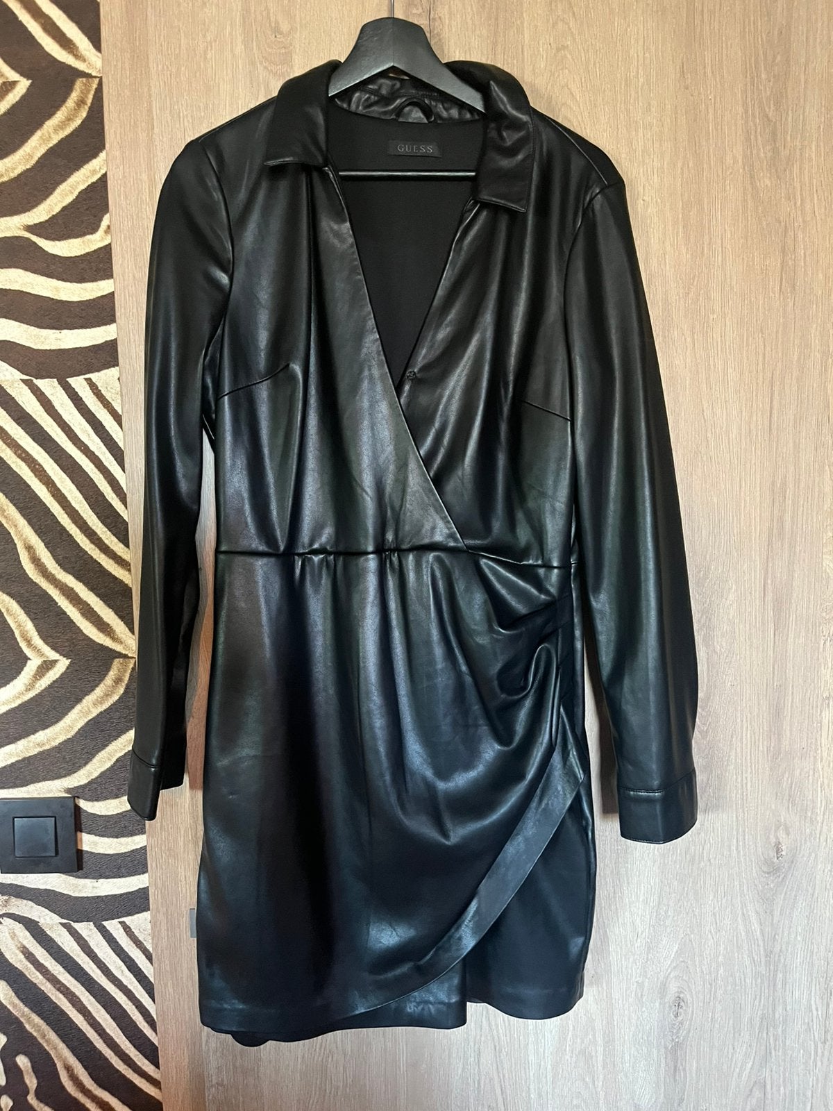 Guess lederlook kleed, Kleding | Dames, Jurken, Ophalen of Verzenden, Zo goed als nieuw, Maat 42/44 (L), Zwart