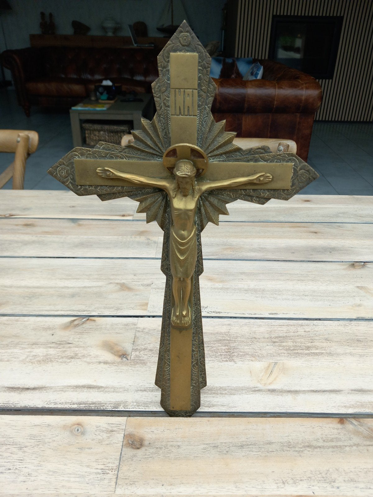 Crucifi en bronze ou laiton, Enlèvement