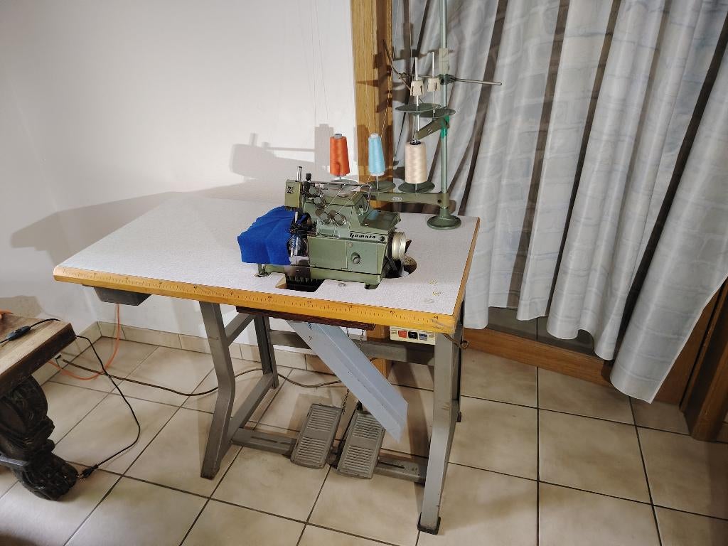 Yamato overlock, Hobby en Vrije tijd, Naaimachines en Toebehoren, Zo goed als nieuw, Lockmachine, Industrieel, Ophalen